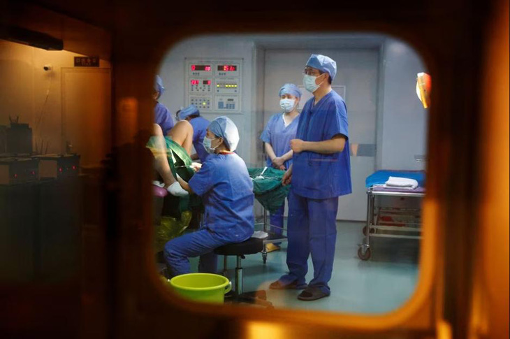 Một ca chuyển phôi tại bệnh viện phụ sản ở thủ đô Bắc Kinh - Ảnh: REUTERS
