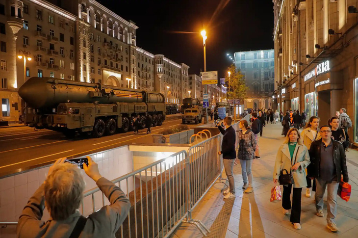Bệ phóng tên lửa đạn đạo liên lục địa Yars di chuyển trên đường phố Mátxcơva nhằm diễn tập cho cuộc diễu hành tại Quảng trường Đỏ ngày 9-5, nhân dịp kỉ niệm chiến thắng phát xít Đức trong Thế chiến 2 - Ảnh: EPA
