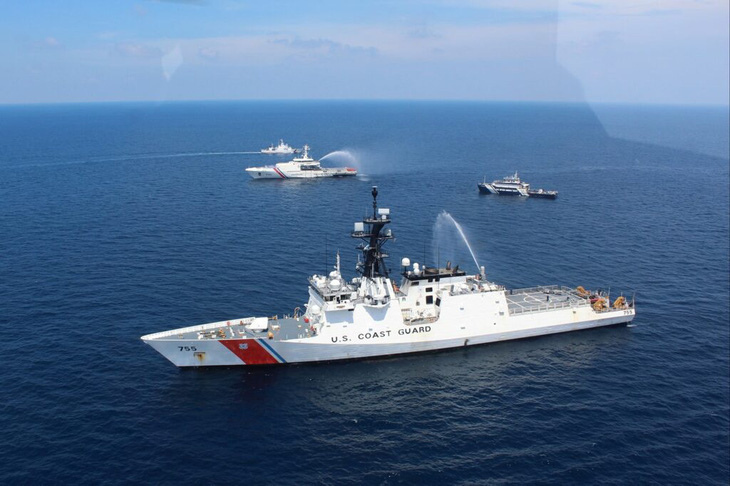 Tuần duyên Mỹ và Philippines trong một cuộc diễn tập trên biển - Ảnh: Bộ Quốc phòng Philippines