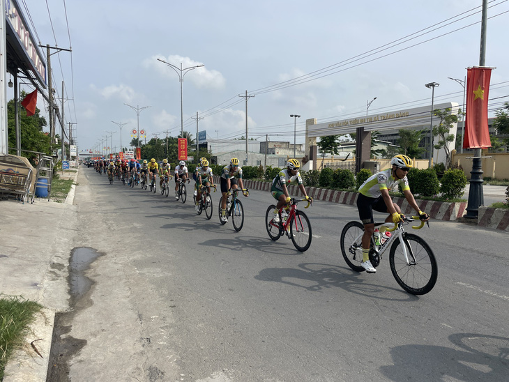 Các tay đua thi đấu trên địa phận thị xã Trảng Bàng - Ảnh: Minh Quang