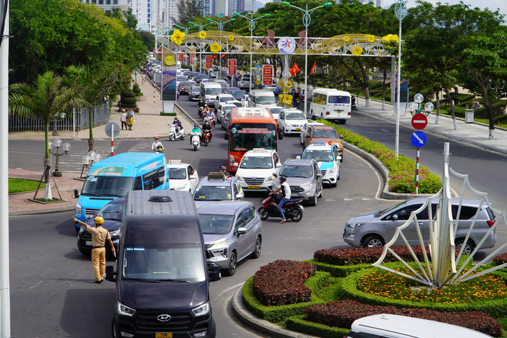 Du khách chen nhau chật kín cả trên đường, dưới bãi biển Nha Trang - Ảnh 6.