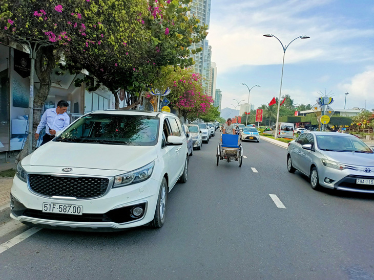 Du khách chen nhau chật kín cả trên đường, dưới bãi biển Nha Trang - Ảnh 8.