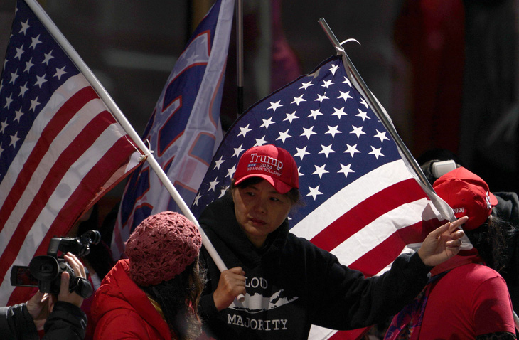 Người ủng hộ cựu Tổng thống Donald Trump vẫy cờ ủng hộ ông ở thành phố New York, ngày 3-4 - Ảnh: REUTERS