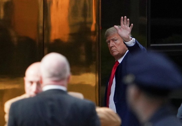 Cựu Tổng thống Donald Trump vẫy tay chào người ủng hộ khi đến Tháp Trump ở New York ngày 3-4 - Ảnh: REUTERS