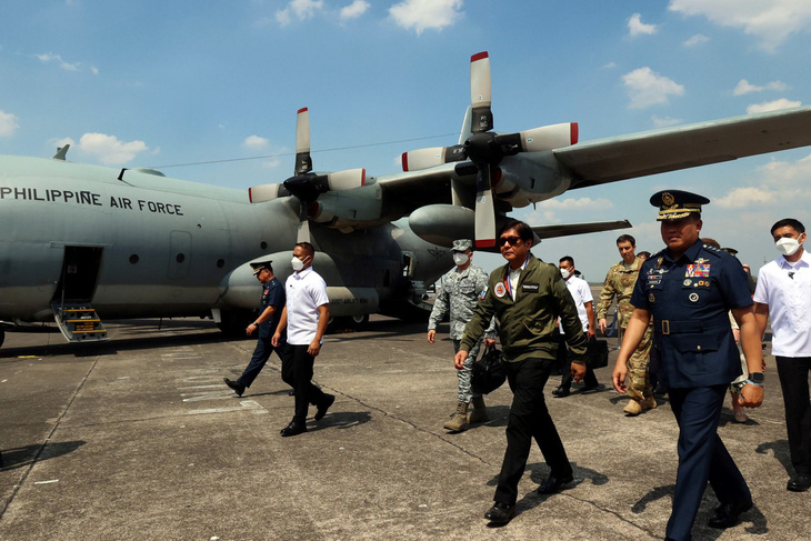 Tổng thống Philippines Ferdinand Marcos Jr. (thứ 2 từ phải qua, đeo kính râm) thị sát một  máy bay C-130T  được chính phủ Hoa Kỳ trao tặng tại căn cứ không quân Clark ở Pampanga. Ngày 4-4, Trung Quốc đã phản đối việc Philippines cho Mỹ dùng thêm 4 căn cứ quân sự mới - Ảnh: AFP