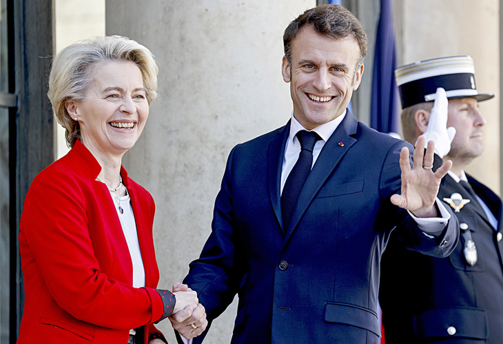 Ông Macron bắt tay với bà Ursula von der Leyen trước cuộc họp của cả hai ở Điện Elysee, Paris ngày 3-4. Cả hai dự kiến cùng thăm Trung Quốc - Ảnh: AFP