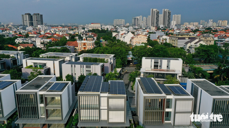 Người dân phường Thảo Điền (TP Thủ Đức, TP.HCM) lắp đặt điện mặt trời để giảm phụ thuộc vào điện lưới - Ảnh: Q.ĐỊNH