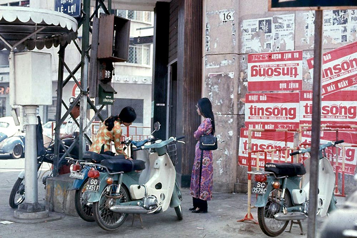 Nhịp sống thời sự nóng bỏng trên đại lộ Lê Lợi trước 1975 với những tờ quảng cáo ra mắt nhật báo Tin Sống Ảnh tư liệu