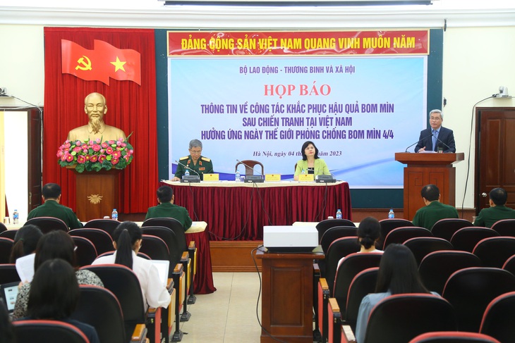 Mỹ, Nhật sẽ hỗ trợ Việt Nam thiết bị, đào tạo nhân lực rà phá bom mìn - Ảnh 2.