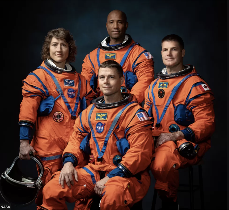 Các phi hành gia đầu tiên sẽ trở lại Mặt trăng: Glover (đứng phía sau), Koch và Hansen (đứng hai bên) và Wiseman (ngồi) - Ảnh: NASA