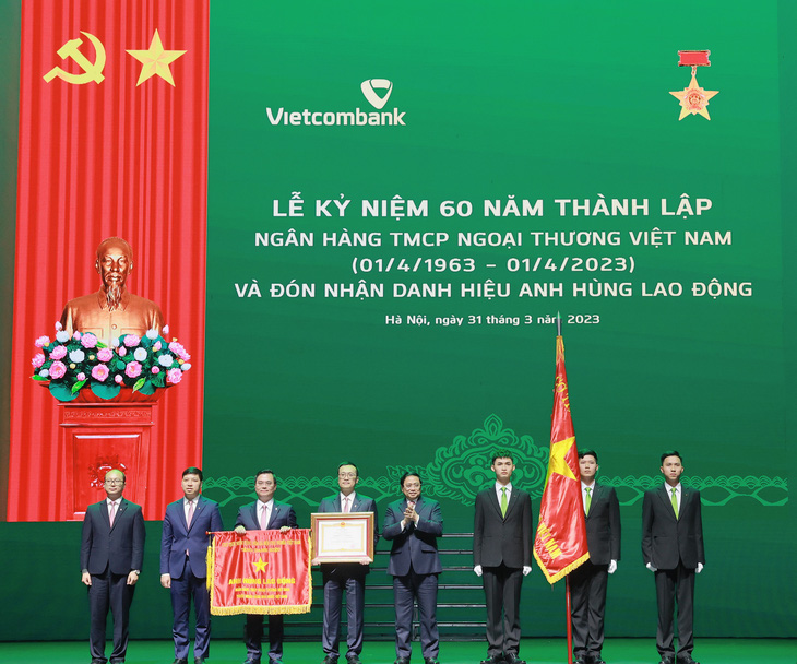 Vietcombank đã vinh dự được Đảng, Nhà nước tặng thưởng danh hiệu Anh hùng Lao động năm 2023 nhân kỷ niệm 60 năm ngày thành lập - Ảnh: VCB