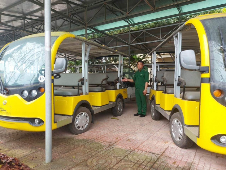 Loạt xe điện tập kết tại nhà xe ở khu di tích Ngã ba Đồng Lộc nhiều năm không sử dụng đến - Ảnh: LÊ MINH