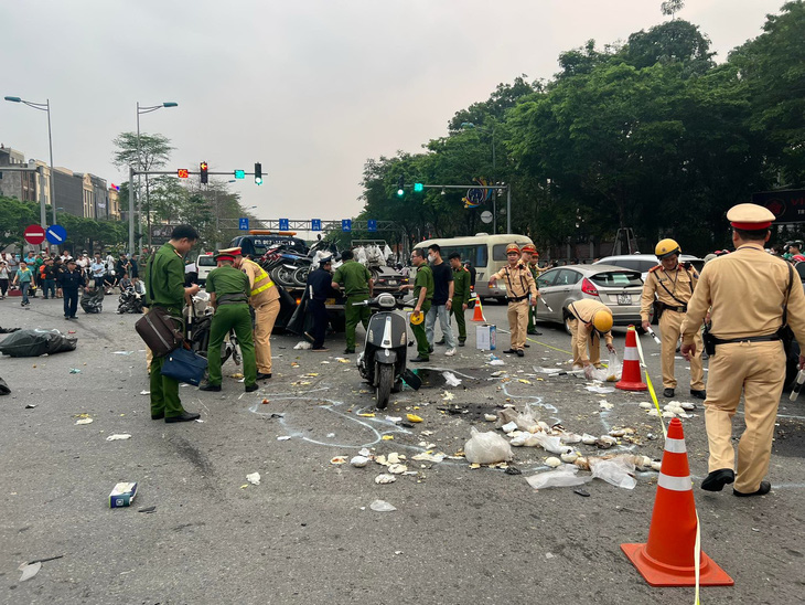 Xe ô tô tông 17 xe máy hư hỏng, 22 người bị thương ở Hà Nội - Ảnh 4.