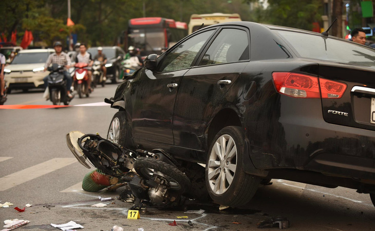 Xe ô tô tông 17 xe máy hư hỏng, 22 người bị thương ở Hà Nội - Ảnh 6.