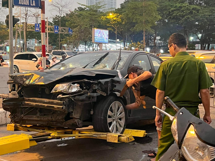 Xe ô tô tông 17 xe máy hư hỏng, 22 người bị thương ở Hà Nội - Ảnh 7.
