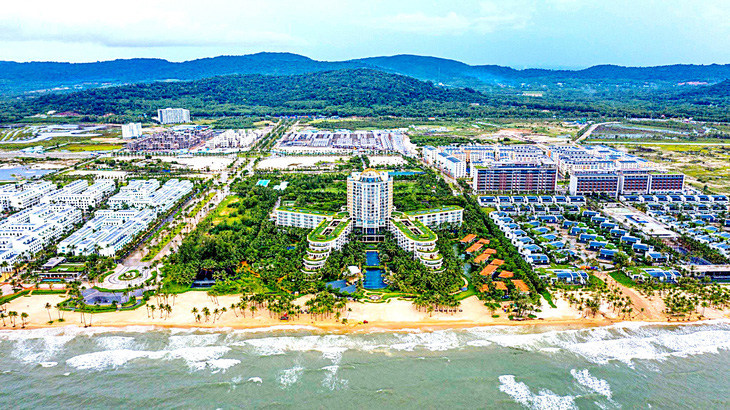 Khu nghỉ dưỡng, khách sạn, condotel đang được xây dựng dọc Bãi Trường, huyện Phú Quốc, tỉnh Kiên Giang - Ảnh: QUANG ĐỊNH