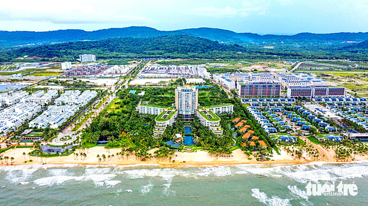 Khu nghỉ dưỡng, khách sạn, condotel đang được xây dựng dọc Bãi Trường, huyện Phú Quốc, tỉnh Kiên Giang - Ảnh: QUANG ĐỊNH