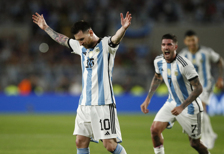 Messi được đề nghị hợp đồng nhiều gấp đôi Ronaldo - Ảnh 1.