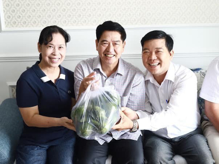Cựu sinh viên Phương Thảo, Nguyễn Văn Cải đến thăm thầy Bùi Mạnh Nhị (giữa) tại nhà riêng - Ảnh: Tác giả Phương Thảo cung cấp