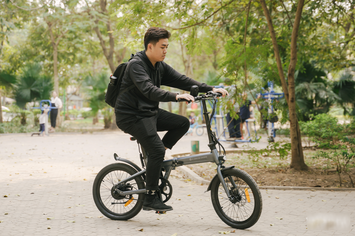 ‘20 triệu có thể mua xe máy, nhưng tôi chọn xe đạp điện’ - Ảnh 1.