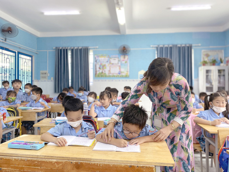 Một tiết học của học sinh Trường tiểu học Ngô Quyền, quận Bình Tân - ngôi trường có gần 100 lớp học - Ảnh: MỸ QUỲNH