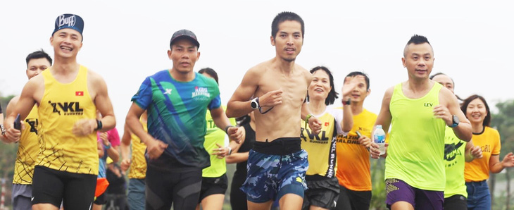 Gặp người chạy bộ 230km trong 24 giờ - Ảnh 10.