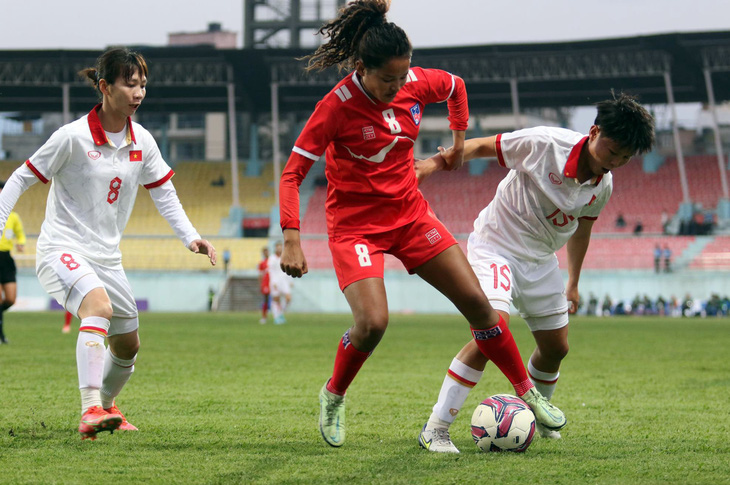 Đội tuyển nữ Việt Nam (áo trắng) trong trận thắng Nepal 5-1 ở vòng loại Olympic Paris 2024 - Ảnh: VFF 