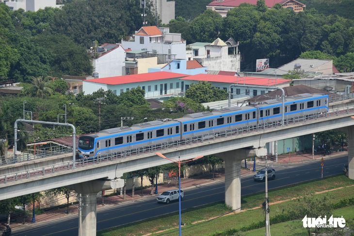 Metro số 1 chạy thử đoạn trên cao - Ảnh: QUANG ĐỊNH