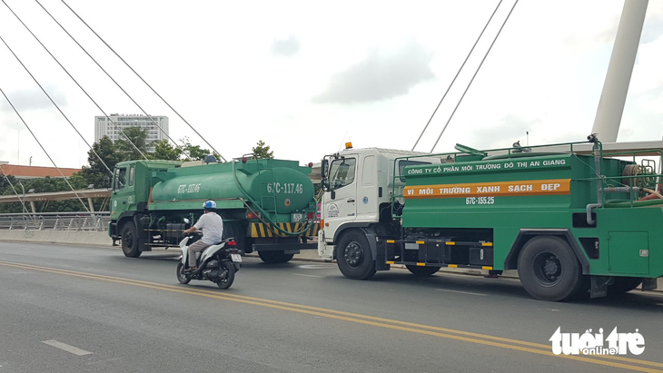 Xe nước của Công ty Môi trường đô thị An Giang bơm nước phục vụ giám định cầu bộ hành Nguyễn Thái Học - Ảnh: BỬU ĐẤU