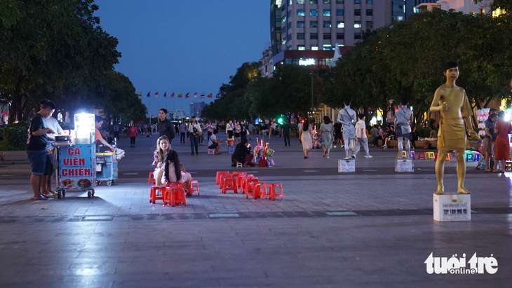 Xin tiền đểu, chặt chém lộng hành ở phố đi bộ Nguyễn Huệ - Ảnh 4.