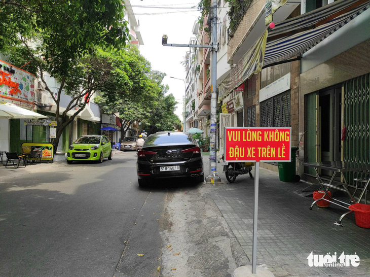 Cấm đậu ô tô trên các đường Hoa Sữa, Hoa Phượng, Hoa Sứ... ở Phú Nhuận - Ảnh 1.