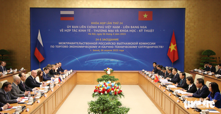 Thủ tướng Phạm Minh Chính nói Việt Nam chọn lẽ phải không chọn bên khi gặp phó thủ tướng Nga - Ảnh 2.
