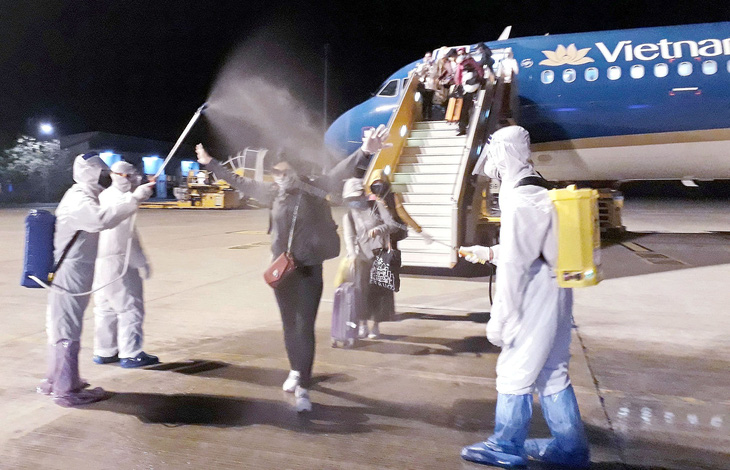 Hành khách trong chuyến bay giải cứu từ Philippines về Việt Nam tháng 3-2020 - Ảnh: KHƯƠNG XUÂN