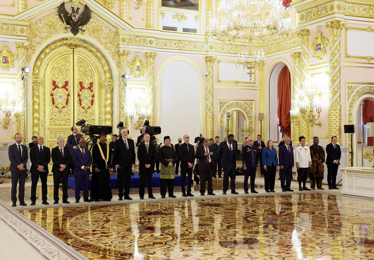 Các đại sứ nước ngoài mới được bổ nhiệm trong cuộc trình quốc thư lên Tổng thống Nga Putin - Ảnh: REUTERS