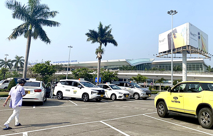 Các hãng taxi được đậu bãi riêng có phân ô tại sân bay Đà Nẵng. Các lái xe chỉ mất 10.000 đồng mỗi lượt ra vào cổng vì bãi đỗ đã được hãng thuê (ảnh chụp ngày 5-4) - Ảnh: TRƯỜNG TRUNG