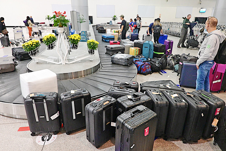 Du khách chờ nhận hành lý khi nhập cảnh tại sân bay Tân Sơn Nhất - Ảnh: QUANG ĐỊNH