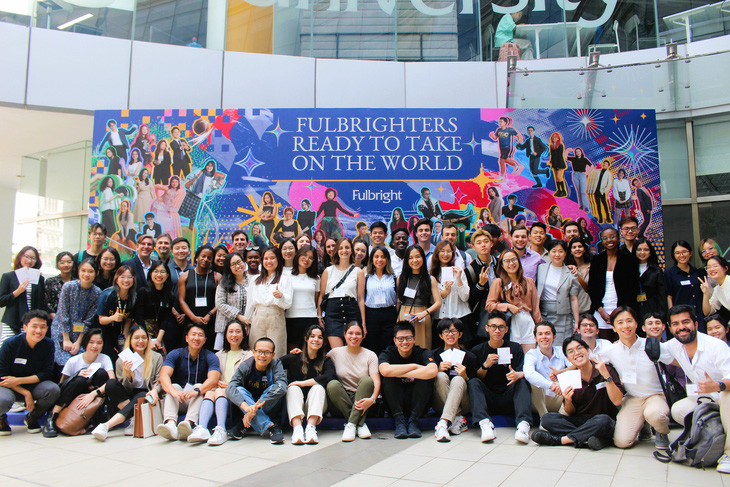 Sinh viên Fulbright cùng học viên MBA của trường Đại học Stanford (Hoa Kỳ) “check-in” cùng bức tranh tường cỡ lớn