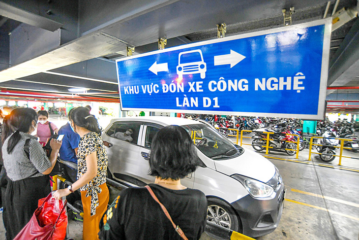 Người dân đón xe công nghệ làn D1 tại sân bay Tân Sơn Nhất (TP.HCM) - Ảnh: QUANG ĐỊNH