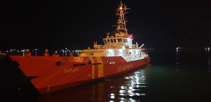 Tàu SAR 411 của Trung tâm phối hợp Tìm kiếm cứu nạn Hàng hải Việt Nam tham gia tìm kiếm nạn nhân vụ rơi trực thăng trong đêm