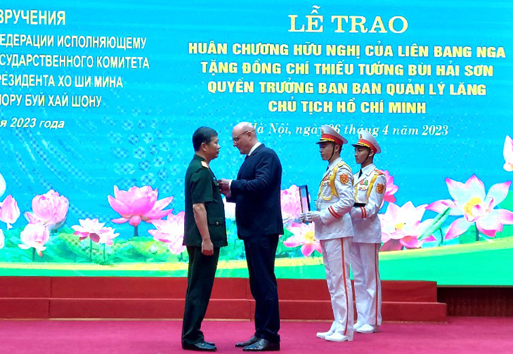 Phó thủ tướng Liên bang Nga Dmitry Chernyshenko trao Huân chương Hữu nghị của Nhà nước Liên bang Nga cho thiếu tướng Bùi Hải Sơn - Ảnh: baochinhphu.vn