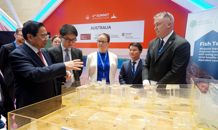 Thủ tướng Phạm Minh Chính trao đổi với một đối tác từ Úc về dự án sử dụng dòng nước Mekong hỗ trợ người dân - Ảnh: N.AN