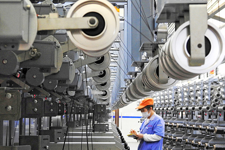 Một nhà máy sản xuất sợi carbon ở Giang Tô, Trung Quốc. Sản xuất tại Trung Quốc và nhiều nước châu Á giảm trong tháng 3-2023 - Ảnh: REUTERS