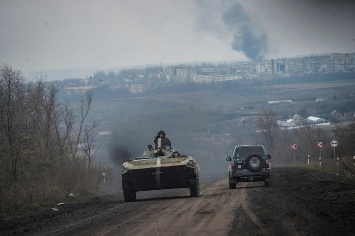 Quân nhân Ukraine gần thành phố tiền tuyến Bakhmut, Ukraine ngày 6-4 - Ảnh: REUTERS