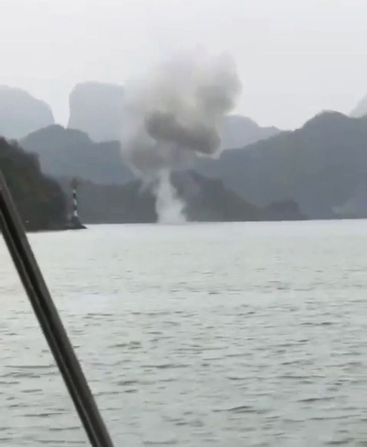 Cột khói bốc lên sau khi chiếc trực thăng rơi xuống biển - Ảnh: Cắt từ video VŨ VĂN TRƯỜNG