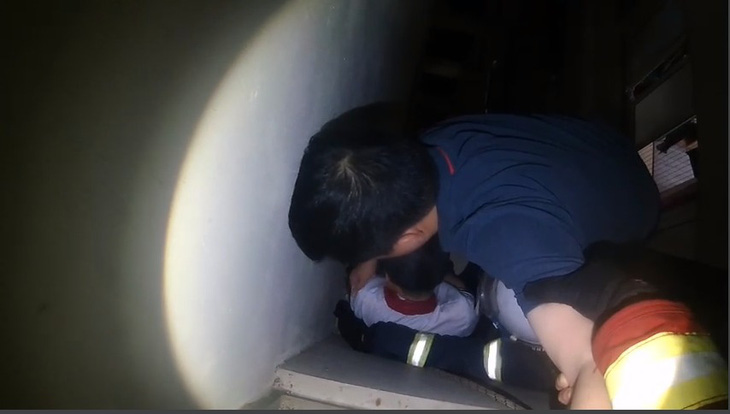 Cảnh sát cứu hộ thiếu nữ suýt rơi từ ban công tầng 20 chung cư - Ảnh 1.
