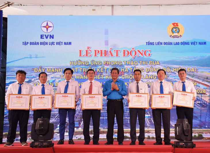 Ông Nguyễn Đình Khang – Chủ tịch Tổng LĐLĐ Việt Nam trao bằng khen cho các đơn vị đã tham gia quản lý điều hành và thi công dự án - Ảnh: Trần Hoài