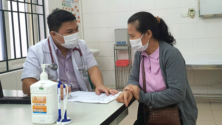 Điều dưỡng Trung tâm y học hạt nhân và ung bướu (Bệnh viện Bạch Mai) tiếp đón và kiểm tra cho người bệnh - Ảnh: BVCC