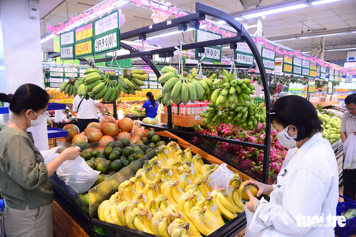 Hệ thống siêu thị Co.opmart, Co.opXtra tăng cường trái cây và rau xanh phục vụ người tiêu dùng mùa nắng nóng - Ảnh: QUANG ĐỊNH