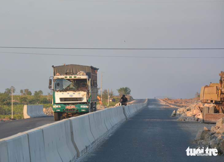 Xe chạy lụi trên cao tốc đang làm, nhà thầu bất lực - Ảnh 5.