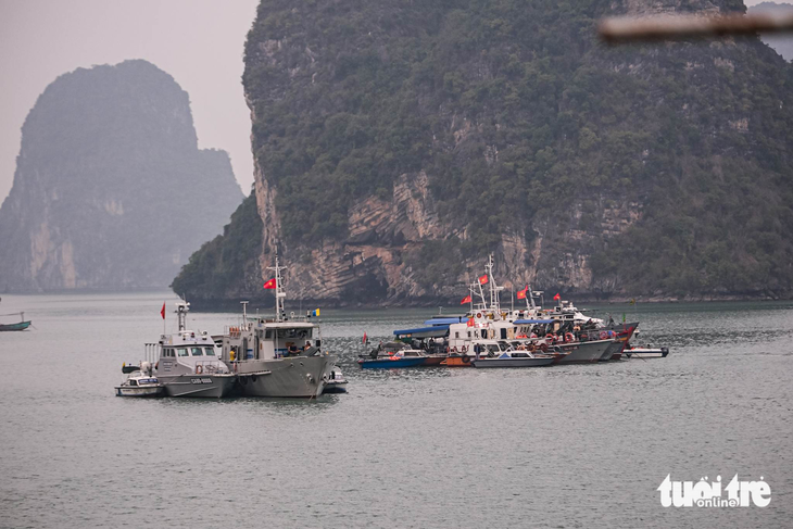 Trực thăng chao đảo, phát nổ khi rơi xuống biển - Ảnh 5.